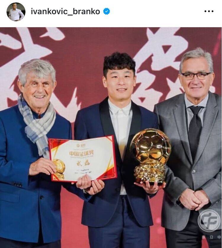  出席中國金球獎頒獎儀式，伊萬曬與武磊、米盧同框照片