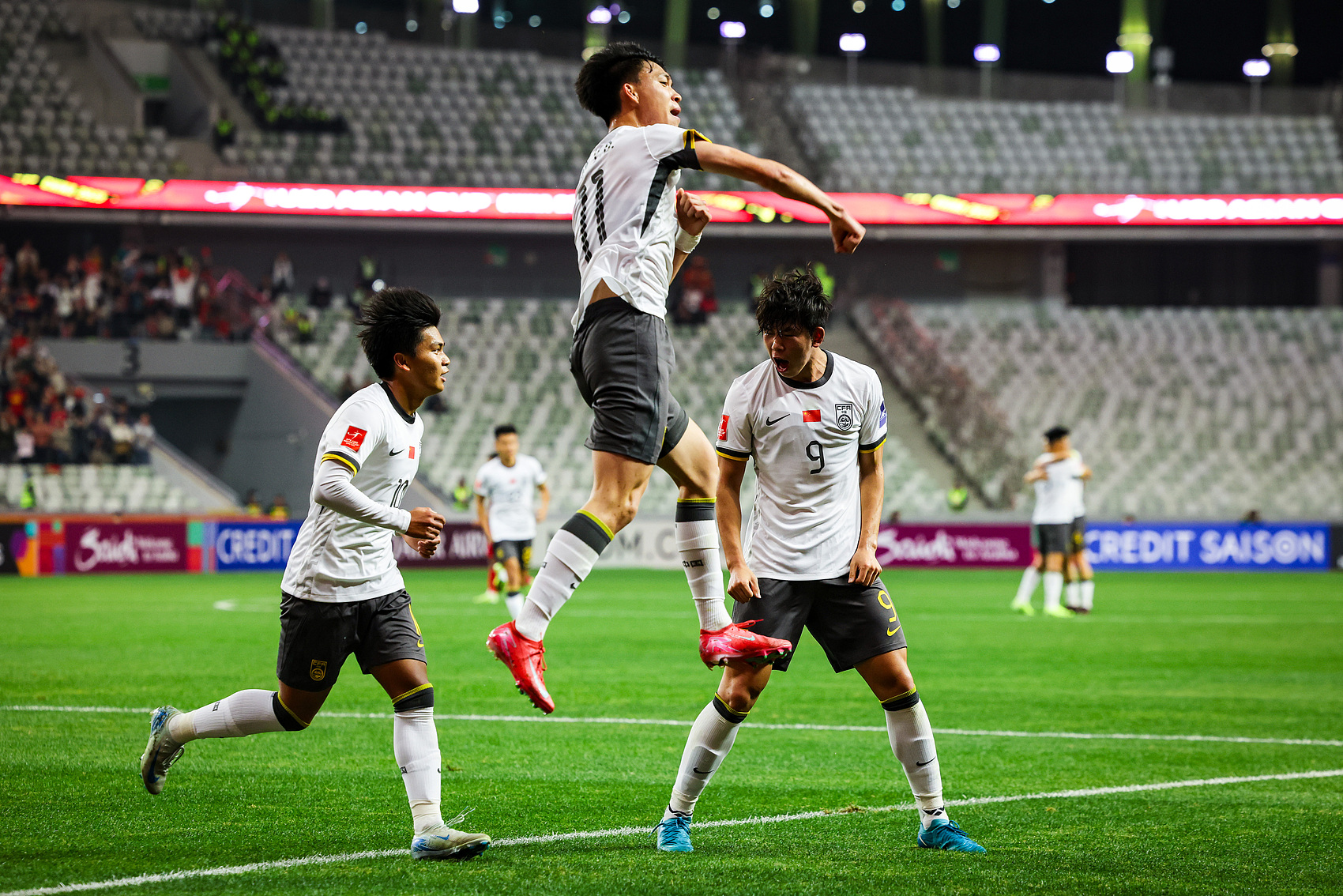  全面壓制！國青半場控球率高達(dá)7成，射門比9-3，造對(duì)方3張黃牌