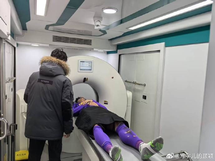  補時階段頭部被撞，天津記者：目前謝維軍正在醫(yī)院接受檢查