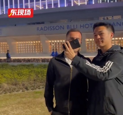  塞爾吉尼奧現(xiàn)身上海八萬人體育場，并與球迷親切打招呼合影