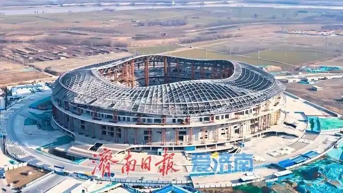  魯媒：戴上1.6萬噸“鋼鐵巨冠”，黃河體育中心球場(chǎng)完成屋蓋施工