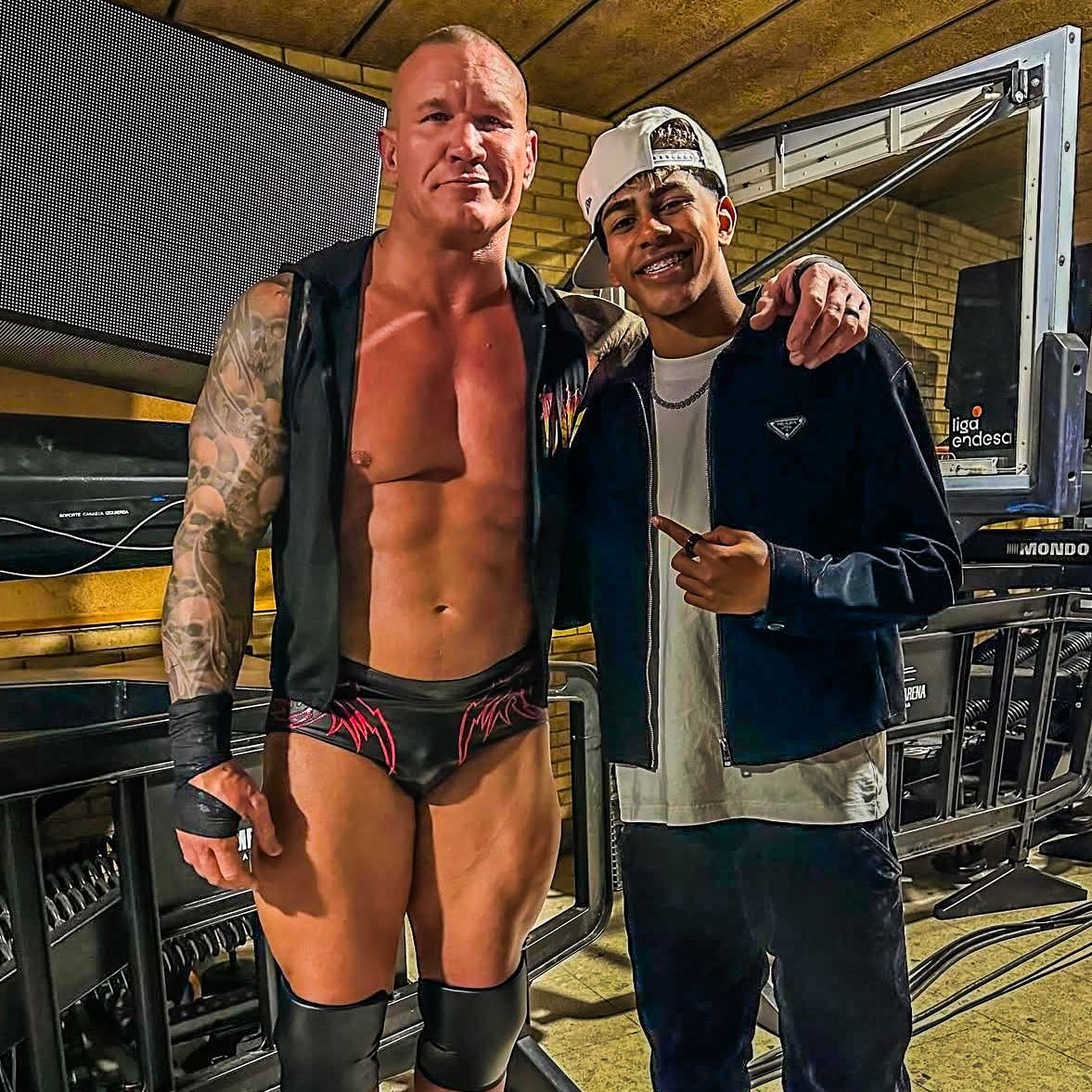  小心RKO！亞馬爾現(xiàn)場觀戰(zhàn)WWE，和奧爾頓、Triple H等合影