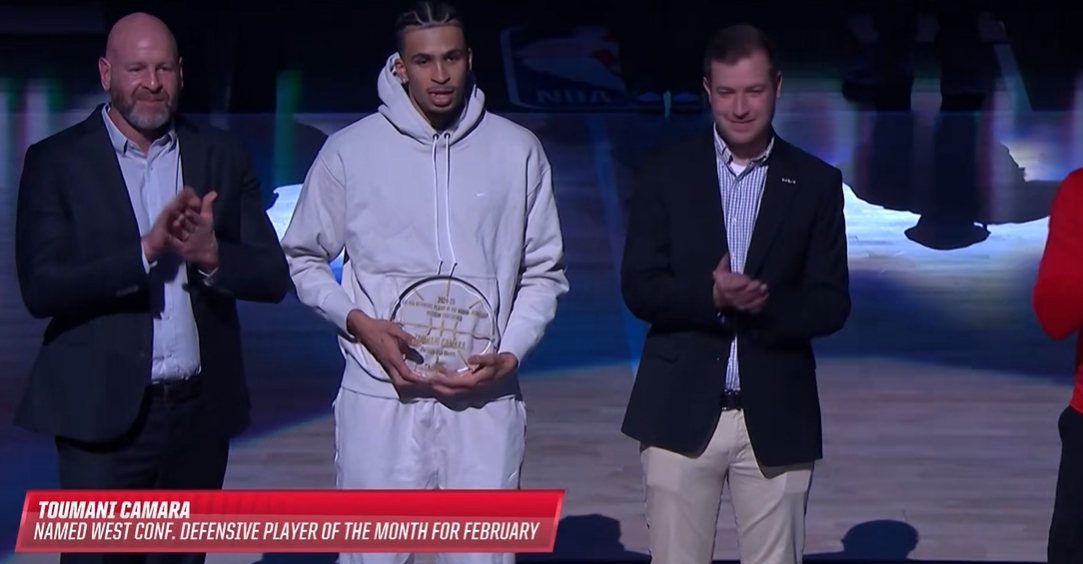  實至名歸！NBA官方為卡馬拉現場頒發(fā)2月西部最佳防守球員獎項