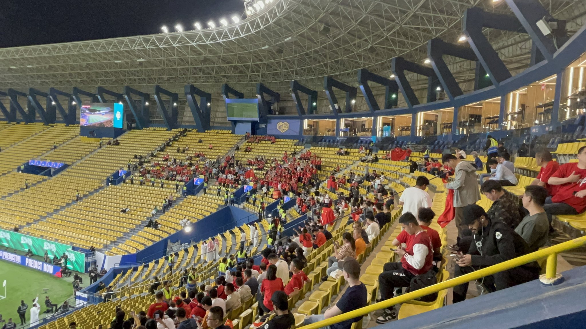  球票已售罄！中國球迷已經(jīng)入場，坐在球場上層沙特球迷區(qū)上方