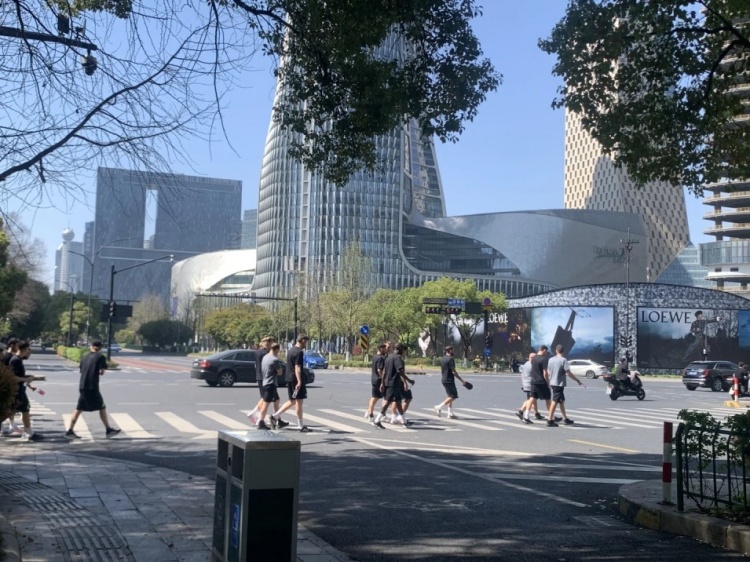  心態(tài)放松，有網(wǎng)友拍到澳大利亞隊早上在萬象城citywalk