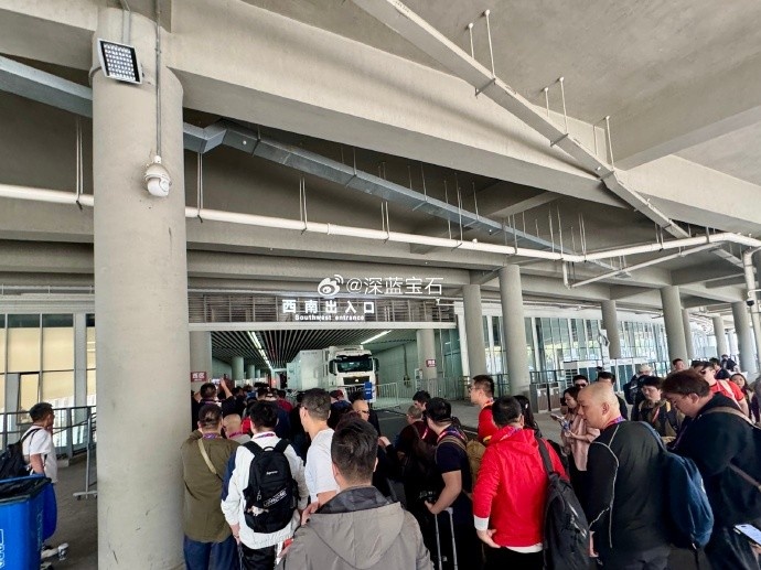  盛況空前！記者曬照：距離中澳之戰(zhàn)還有三小時(shí)，現(xiàn)場(chǎng)記者已超百名