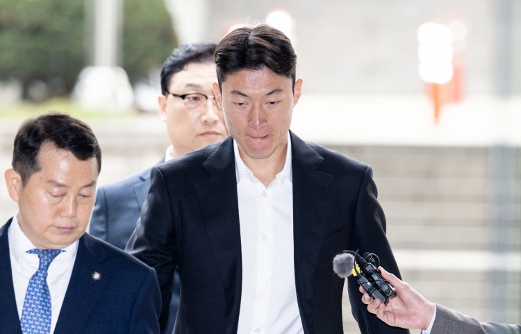  韓媒：庭審現(xiàn)場黃義助始終低頭雙手合十，判決后不停致歉