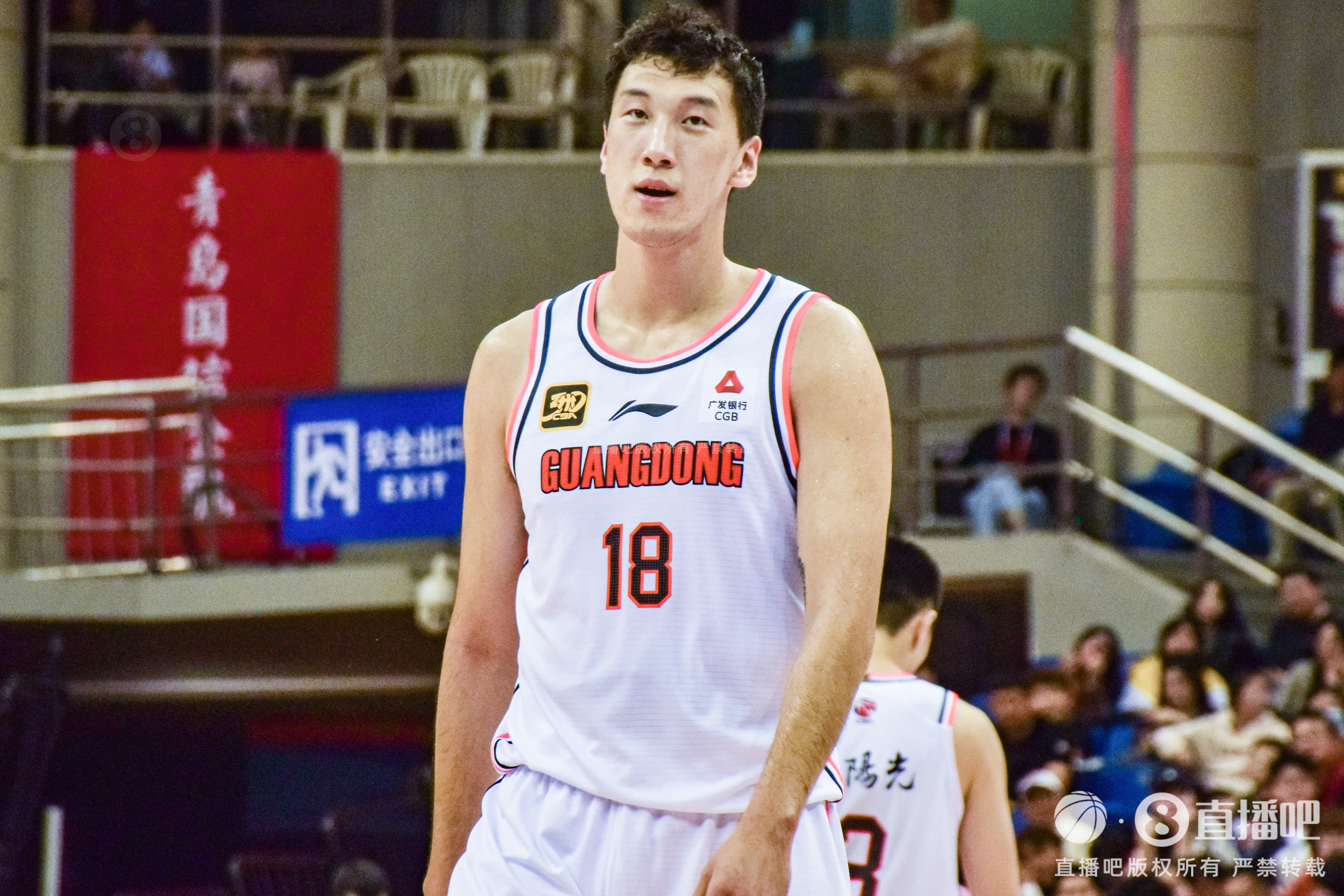  高炮臺發(fā)威！杜潤旺半場6中5拿到13分2斷1帽 三分3中3