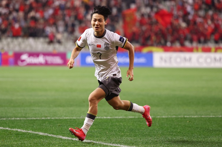  媒體人：朱鵬宇、毛偉杰踢中甲時(shí)我就夸了，中國(guó)足球需偶像球星